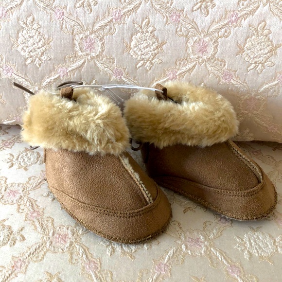 Joe fresh Baby Booties - Picture 1 of 6